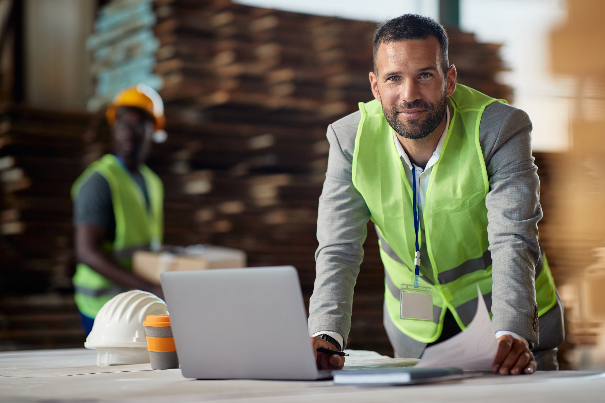 un employé d'usine de fabrication d'équipement de construction qui utilise Keytec